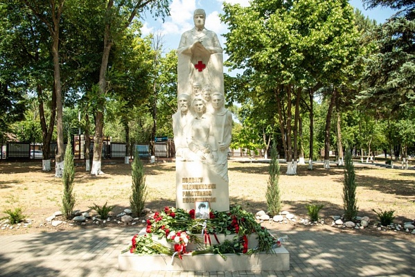 Памятник, посвященный подвигу медиков в борьбе с COVID-19